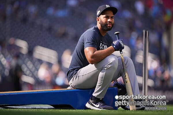 [오피셜] 다른 팀은 돈 펑펑 쓰는데...도대체 무슨 생각일까? '판타스틱 아닌 줍키스틱' 양키스, 아메드 로사리오와 37억에 계약