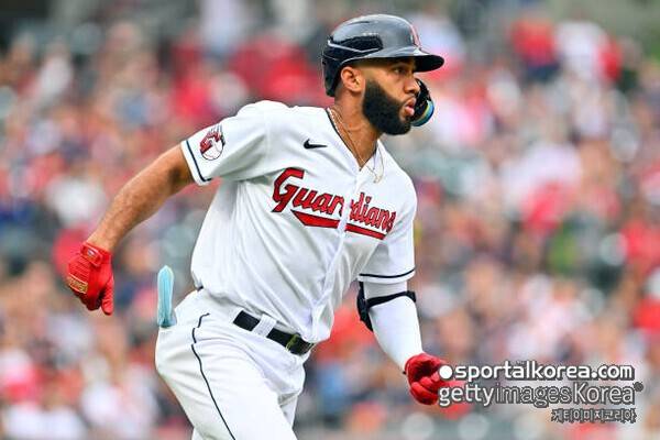 [오피셜] 다른 팀은 돈 펑펑 쓰는데...도대체 무슨 생각일까? '판타스틱 아닌 줍키스틱' 양키스, 아메드 로사리오와 37억에 계약