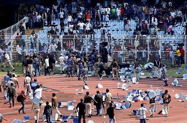 '조기 퇴장' 메시에 성난 인도 관중들...경기장 부서지고 조사위도 꾸려져