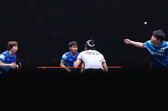 '세계 최강 한국인' 신유빈-임종훈, 실력에 매너까지 이겼다…WTT 혼합복식 우승 → 中 부상 걱정