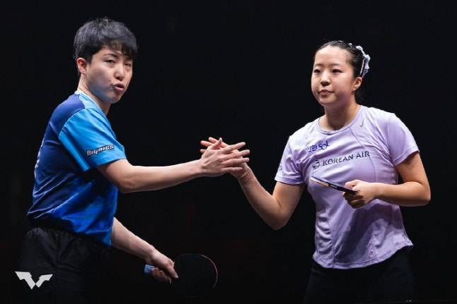 '세계 최강 한국인' 신유빈-임종훈, 실력에 매너까지 이겼다…WTT 혼합복식 우승 → 中 부상 걱정