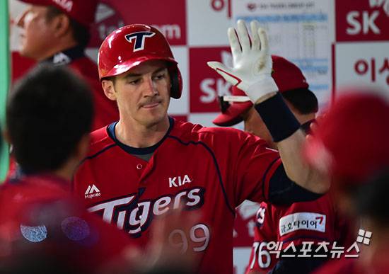 KIA 4번타자 출신 브렛 필의 도전, 일본도 걱정이 많다…