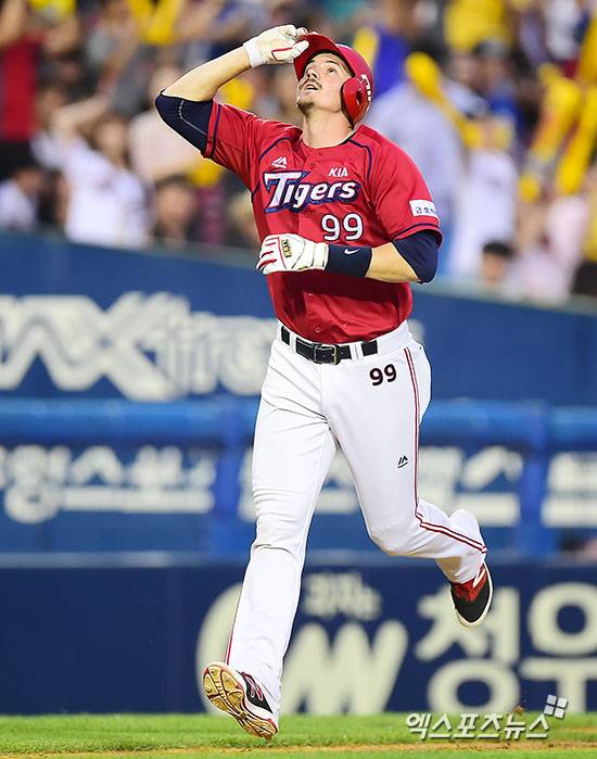 KIA 4번타자 출신 브렛 필의 도전, 일본도 걱정이 많다…