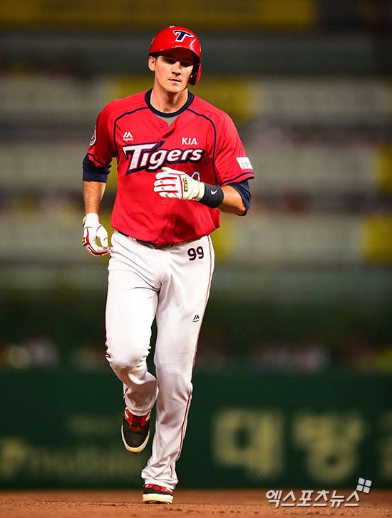 KIA 4번타자 출신 브렛 필의 도전, 일본도 걱정이 많다…