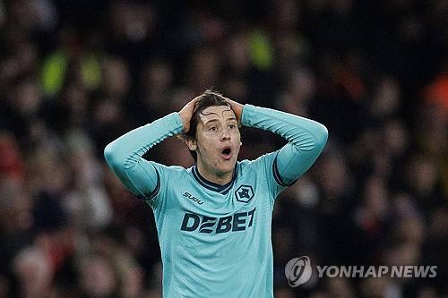 축구의 신이 황희찬 강등 원한다…울버햄튼, 3골 넣고도 아스널에 1-2 패→'자책골' 두 방에 자멸, 압도적 꼴찌 유지