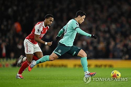 축구의 신이 황희찬 강등 원한다…울버햄튼, 3골 넣고도 아스널에 1-2 패→'자책골' 두 방에 자멸, 압도적 꼴찌 유지