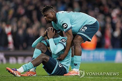 축구의 신이 황희찬 강등 원한다…울버햄튼, 3골 넣고도 아스널에 1-2 패→'자책골' 두 방에 자멸, 압도적 꼴찌 유지