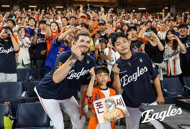 “연락 안 되면 죽을 줄 알아!” 와이스가 한화 김지환 통역에게 전한 마지막 인사