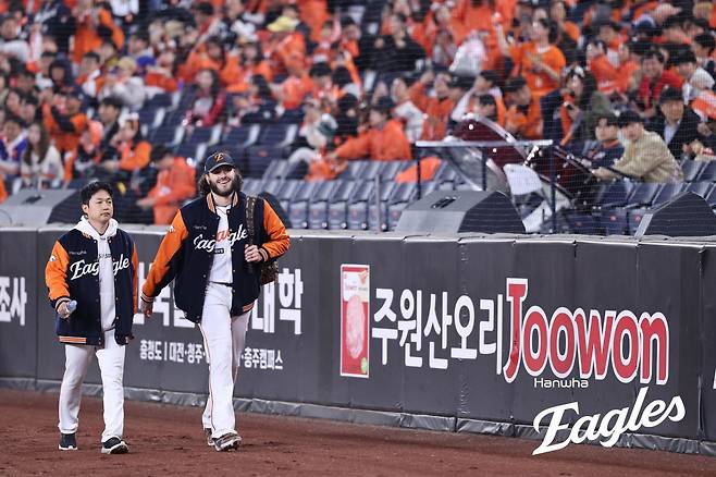 “연락 안 되면 죽을 줄 알아!” 와이스가 한화 김지환 통역에게 전한 마지막 인사