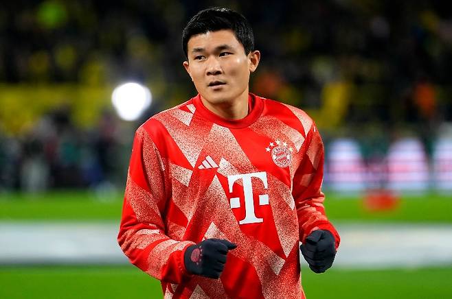 “이게 김민재의 현주소” 뮌헨 백업 굳어지자 '친정' 손 내밀었다…