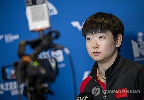 신유빈에 무릎 꿇은 中 세계 최강, 부상 핑계 없었다…