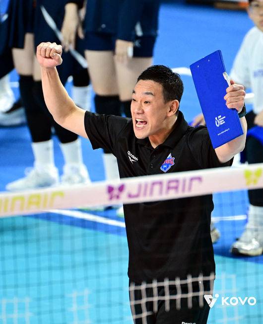 역시 1위 팀은 다르네! 한국도로공사, IBK기업은행 상대 0-2→3-2 뒤집기쇼…김종민 감독 여자부 최다승 신기록 [김천 리뷰]