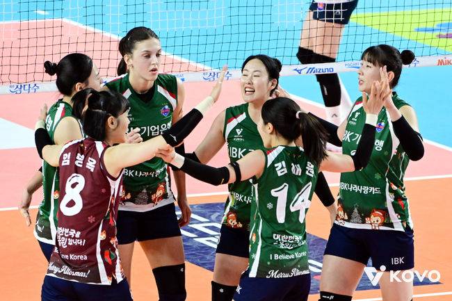 역시 1위 팀은 다르네! 한국도로공사, IBK기업은행 상대 0-2→3-2 뒤집기쇼…김종민 감독 여자부 최다승 신기록 [김천 리뷰]