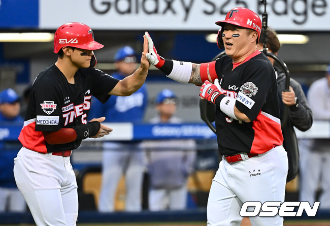 KBO 폭격, 역대급 매출 안겨주고 1억→5억 연봉...'단 30G 출전' 천재타자, 삭감폭도 특별케이스일까