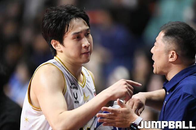 고의는 아니지만 김영현 과격한 파울 향한 불편한 시선