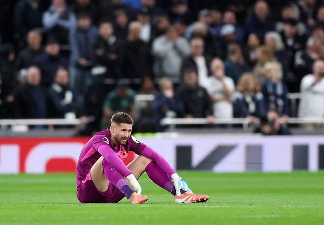 'SON은 대체 얼마나 이를 악물고 뛴 거냐' 밑천 다 드러난 토트넘의 콩가루 경기력, 비카리오 최악실수 노팅엄에 0-3 완패→11위 추락