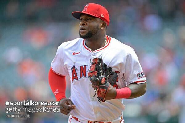 박병호랑 경쟁하던 164홈런 거포, 찜질하다가 화상→1년 반 무적 신세→주니치와 계약 맺고 日 무대서 새출발