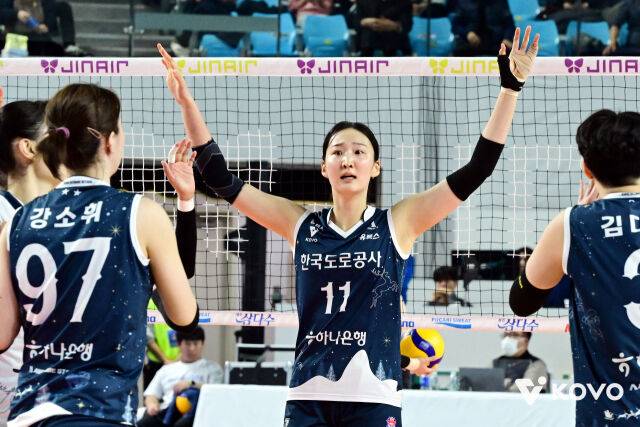 ‘블로킹 1위’ 딸은 여자부 선두 질주, ‘단장’ 아빠는 남자부 6위→3위...배구 부녀의 승승장구