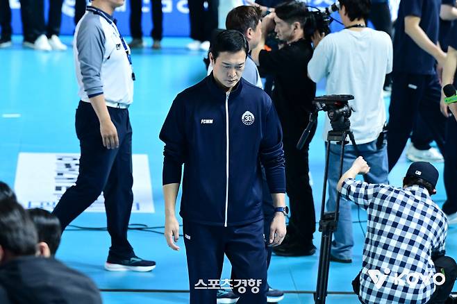 “어떤 감독이 와도, 한선수가 와도 쉽지 않다”는 최약체 전력···삼성화재 끝없는 추락 어디까지