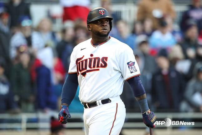'한때 박병호 라이벌' 올스타 거포, 끝없는 추락→결국 NPB 간다... '리그 최악 물방망이팀' 구세주 되나