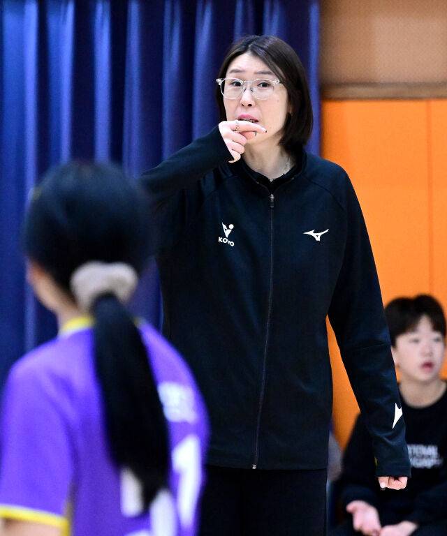 울먹이는 선수 안아주는 감독, 레전드의 배구 후반전...정대영의 끝나지 않은 배구 이야기 [유진형의 현장 1mm]