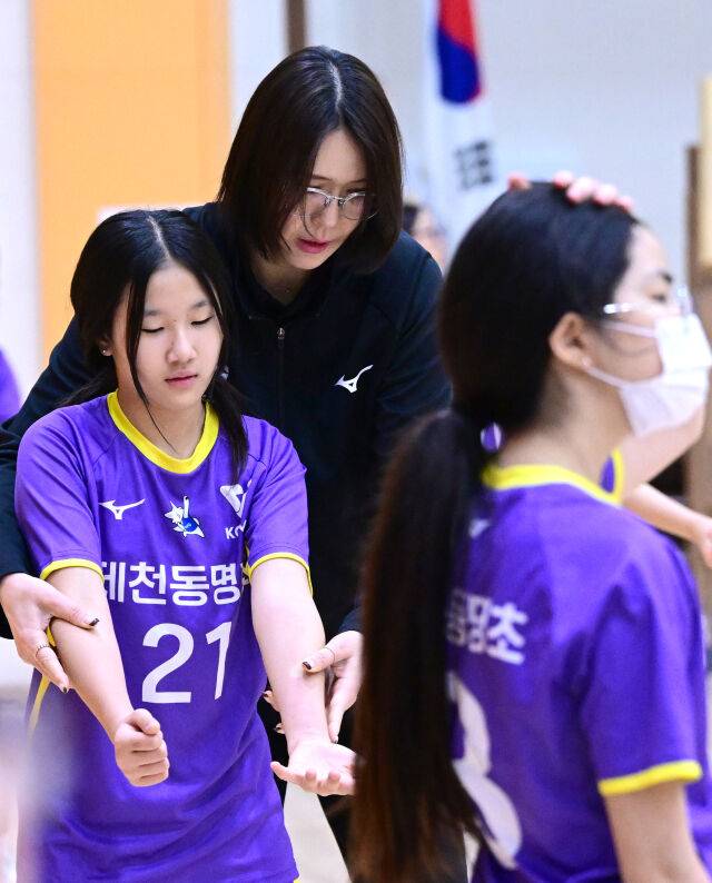 울먹이는 선수 안아주는 감독, 레전드의 배구 후반전...정대영의 끝나지 않은 배구 이야기 [유진형의 현장 1mm]