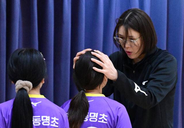 울먹이는 선수 안아주는 감독, 레전드의 배구 후반전...정대영의 끝나지 않은 배구 이야기 [유진형의 현장 1mm]