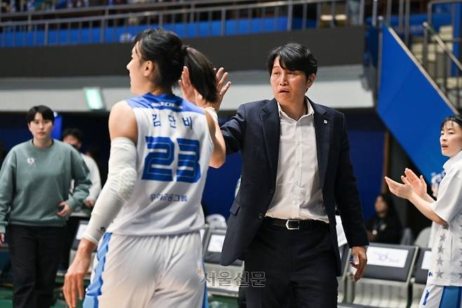 “화내면 무서운데 안 내도 무섭고요”…두 얼굴 ‘호랑이 감독’ 보는 김단비의 고민