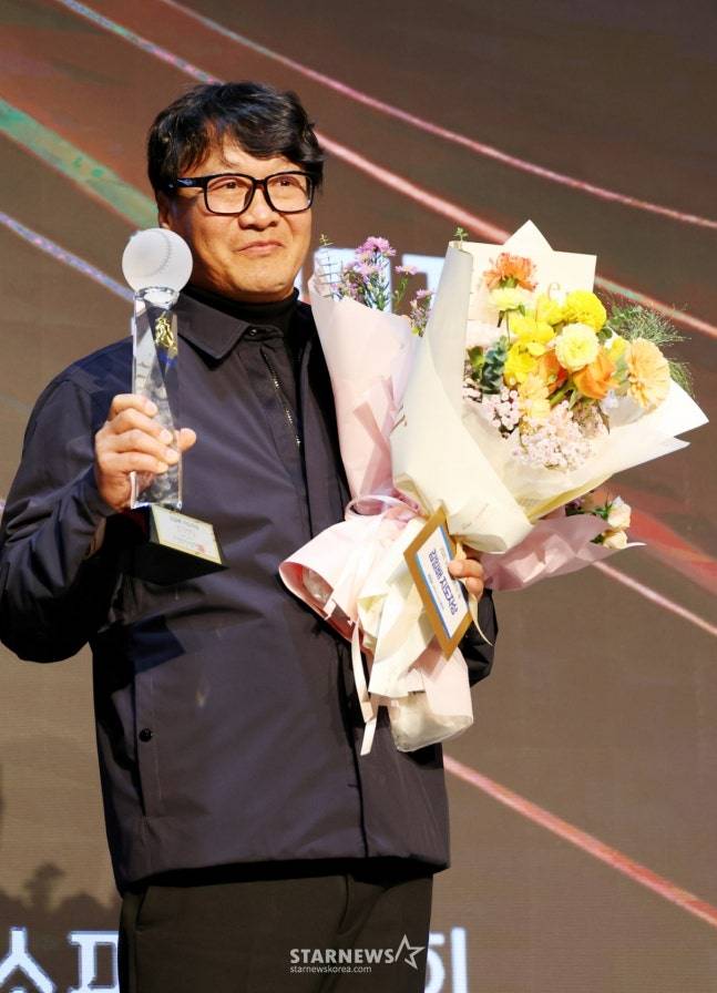 'KIA 이창진 이후 17년만' 개성고 강영은, 2학년이 이영민 타격상 받았다! 박찬호·이승엽·박준철 대표 감사패 수상 [야구소프트볼인의 밤 현장]