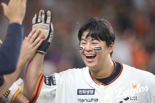 FA 시장은 조용한데, 왜 한화만 계약이 안 풀릴까
