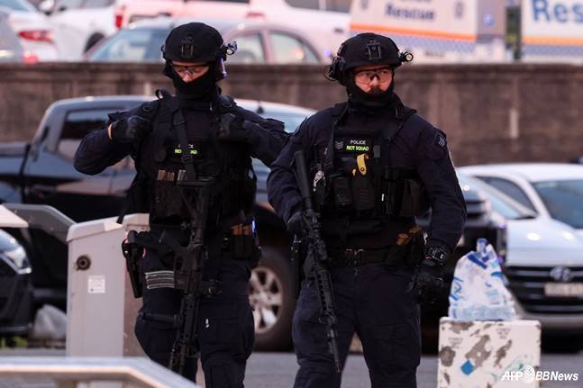 '최소 15명 사망' 비극 총격 테러, 英 레전드 현장에 있었다