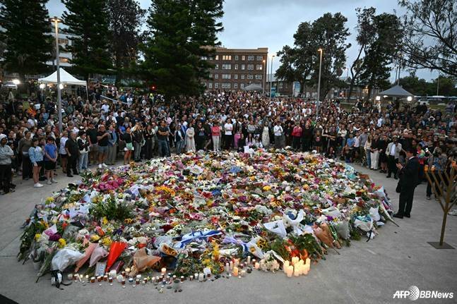 '최소 15명 사망' 비극 총격 테러, 英 레전드 현장에 있었다