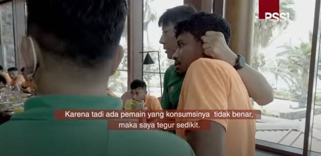 ‘선수 폭행 논란’ 신태용, 인도네시아서도 비슷한 일 있었다…’자주 손찌검하는 모습 포착, 선수들은 웃어넘겼어’