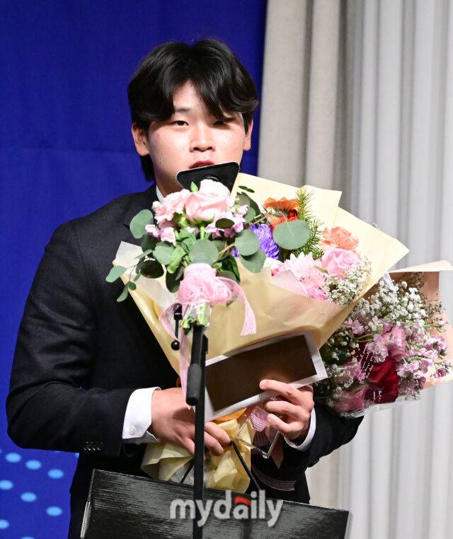 “아침에 운동하고 고깃집 알바 10시간…고생했다” 불꽃야구 출신 롯데 23세 내야수, 1년 전 자신에게 건넨 격려