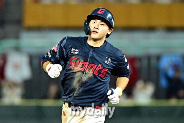 “아침에 운동하고 고깃집 알바 10시간…고생했다” 불꽃야구 출신 롯데 23세 내야수, 1년 전 자신에게 건넨 격려