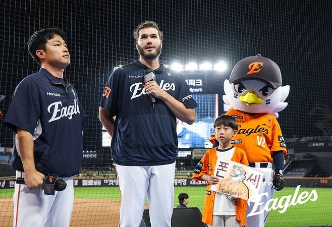 “나의 형제 지환에게”…폰세, 통역에게 ‘1200만원 침대’ 통 크게 남기고 떠났다 [SS비하인드]