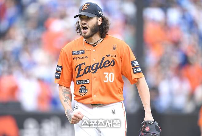 “나의 형제 지환에게”…폰세, 통역에게 ‘1200만원 침대’ 통 크게 남기고 떠났다 [SS비하인드]