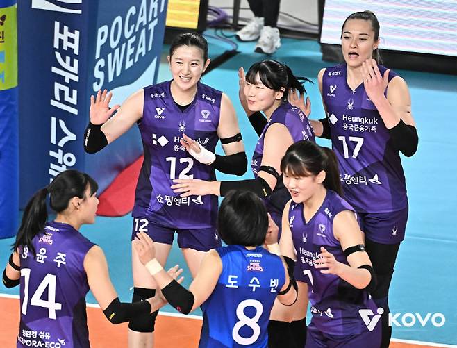 '서브 폭격 → 4세트 대역전' 천적이다…흥국생명, 최하위 정관장 잡고 연패 탈출[대전 리뷰]