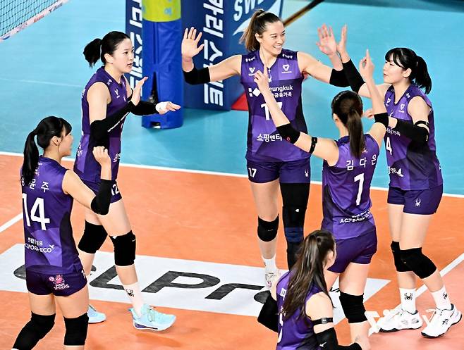 '서브 폭격 → 4세트 대역전' 천적이다…흥국생명, 최하위 정관장 잡고 연패 탈출[대전 리뷰]