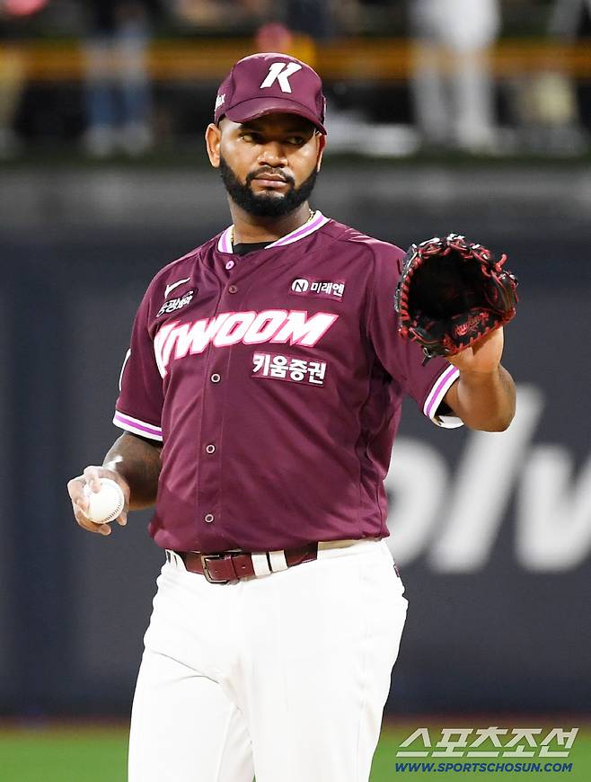 연봉이 10억 깎였지만, 고민도 없이 도장...어려울 때 자신을 찾은 팀, 에이스의 의리였다