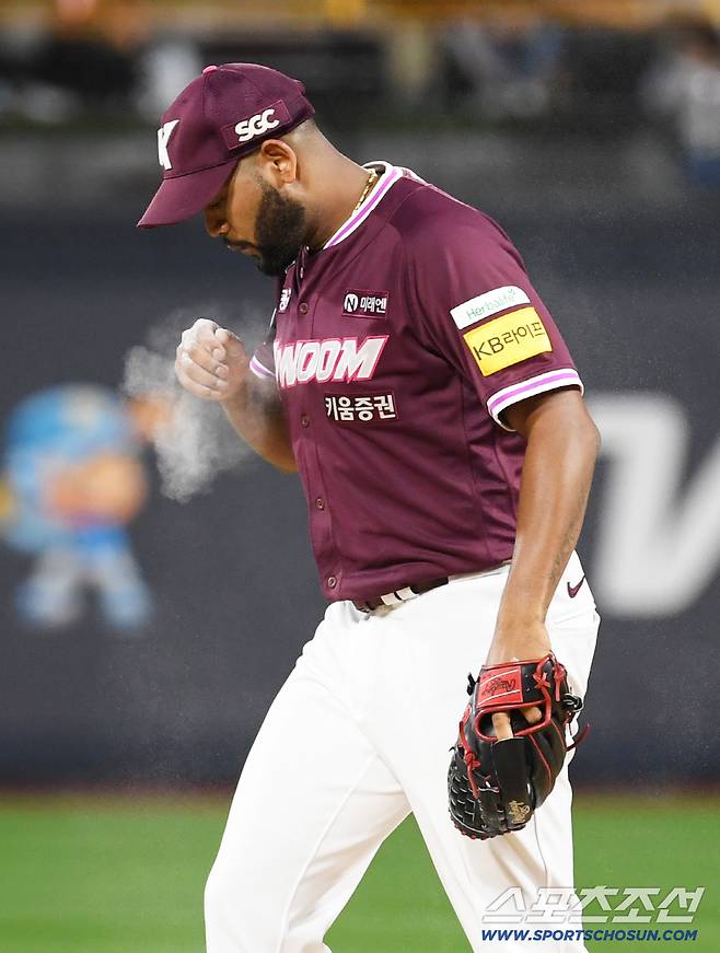 연봉이 10억 깎였지만, 고민도 없이 도장...어려울 때 자신을 찾은 팀, 에이스의 의리였다