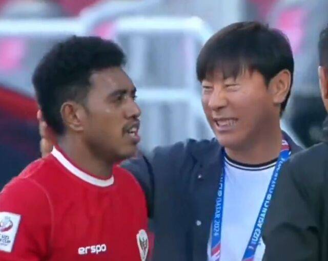 '신태용 감독에게 뒤통수 맞고 헤드락 당해봤어'…인도네시아도 논란 주목