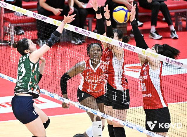 '목적타로 무너트렸다' IBK기업은행, 서브 '8득점'+공격 다변화로 '4위' 도약...'7연패' 페퍼저축은에 3-0 승리 [MD광주]