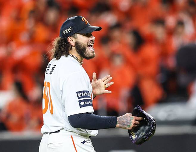 “한국선 버스 안에서 타자 전력분석 끝”…폰세, KBO리그 씹어먹은 비결은 데이터와 킥체인지업의 완성