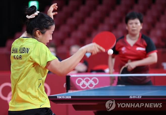 17세 신유빈 괴롭혔던 '62세 탁구 할머니', LA올림픽 노린다…훈련 중 팔 골절→8개월 만에 복귀