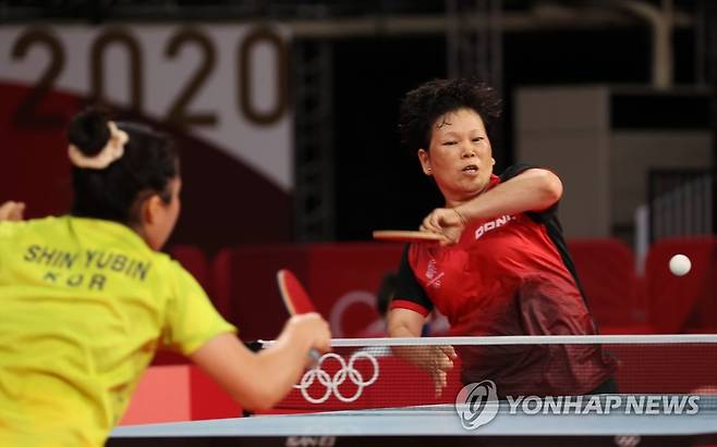 17세 신유빈 괴롭혔던 '62세 탁구 할머니', LA올림픽 노린다…훈련 중 팔 골절→8개월 만에 복귀