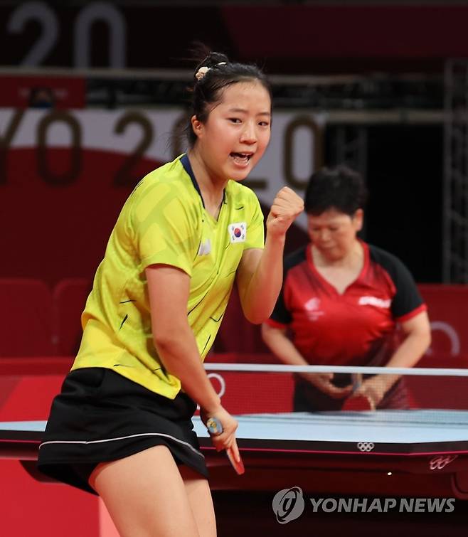 17세 신유빈 괴롭혔던 '62세 탁구 할머니', LA올림픽 노린다…훈련 중 팔 골절→8개월 만에 복귀