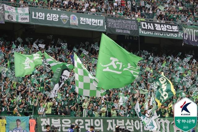 [오피셜] '이럴 수가' 인구 62만 지방 중소도시에 축구팬 38만명 찾았다!... 전북현대, 2025 한시즌에만 홈경기 38만 5천명 방문