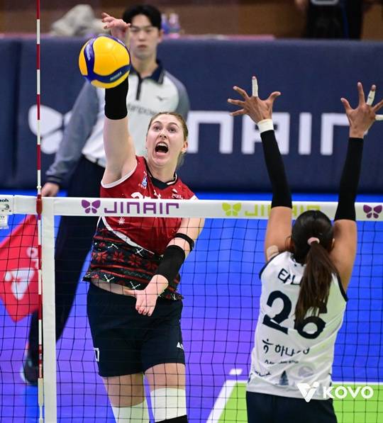 도로공사 독주 체제 무너뜨렸다… 2위 현대건설, 1위 도로공사 꺾고 승점 3점차