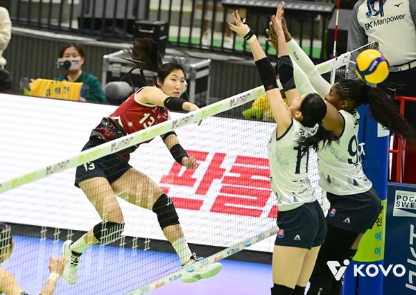 도로공사 독주 체제 무너뜨렸다… 2위 현대건설, 1위 도로공사 꺾고 승점 3점차